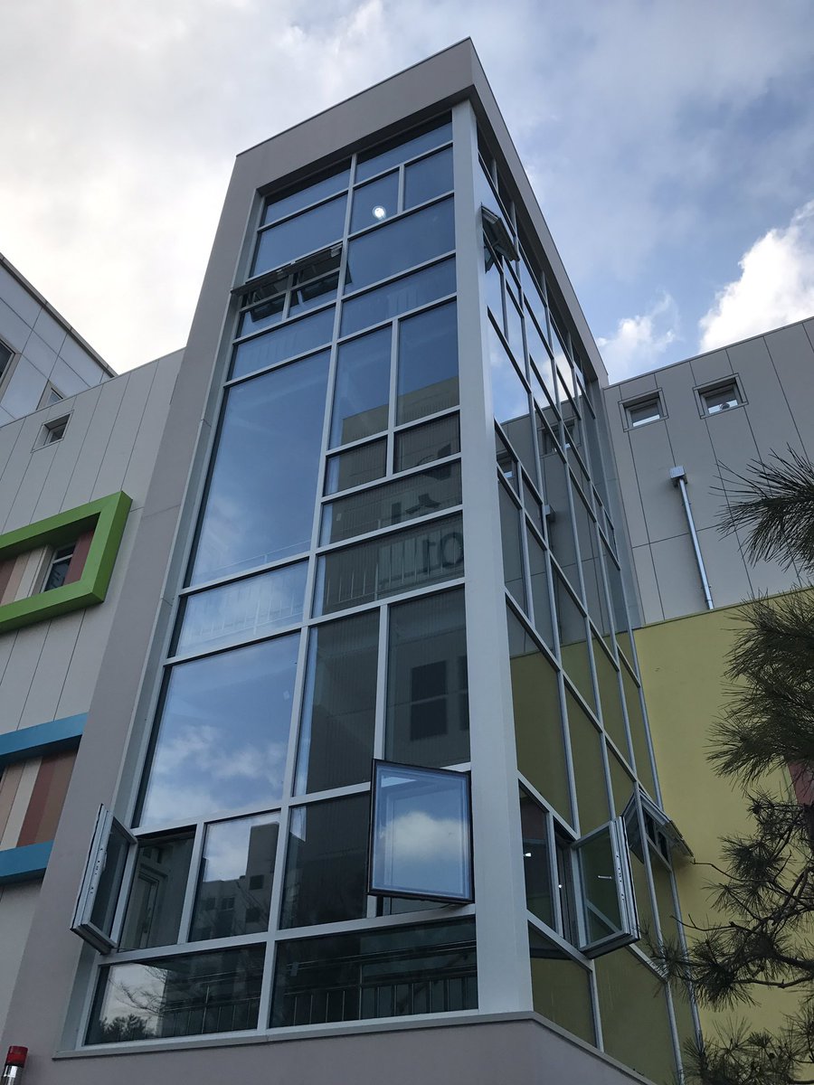 이매동 국공립어린이집 신축현장입니다. 계단실 창호 및 유리 시공이 끝났습니다. 깔끔하게 마무리 하겠습니다. #성남시 #시설공사과