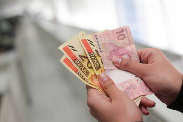 EstadaoEconomia's tweet image. Mercado projeta pela primeira vez inflação dentro da margem perseguida pelo BC 
bit.ly/2gSm4sN