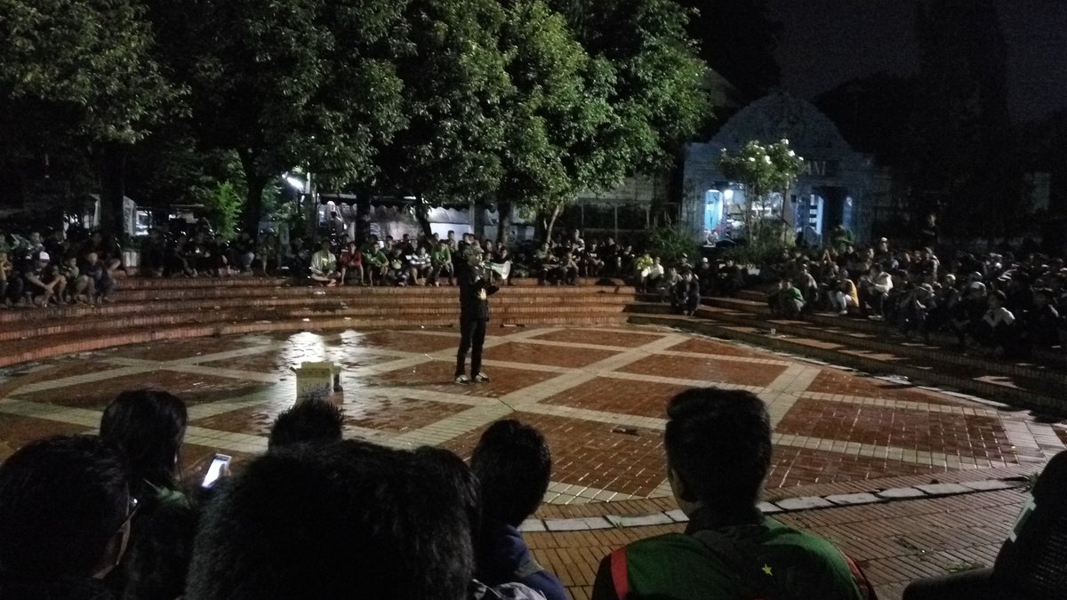 Suasana rapat koordinasi parade bela Persebaya di belakang THR , Wani !
