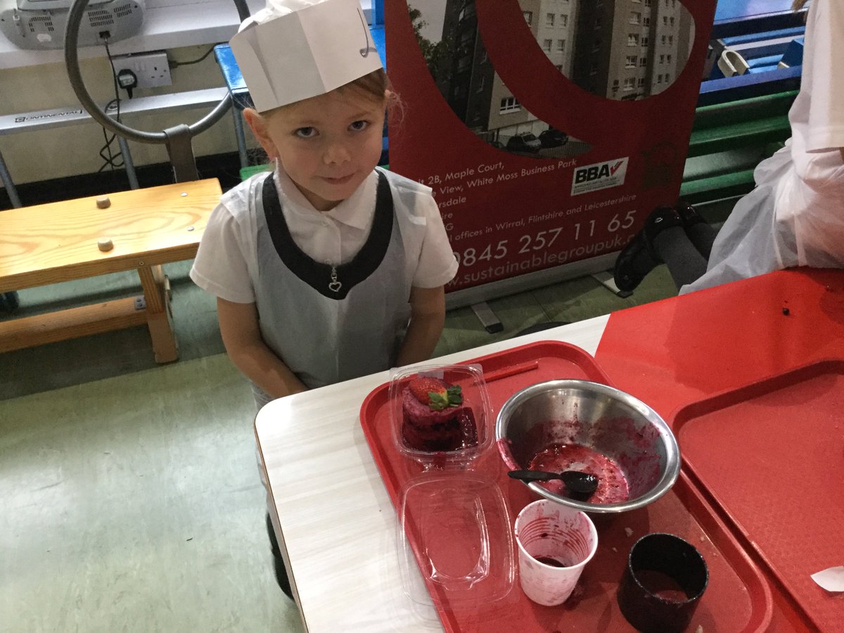 StMattsLL's tweet photo. Thanks to Amelia winning the @TescoLever design a bag competition, we've had a visit from Junior Chef Academy. Learning all about fruit! https://t.co/E9Fn8sJxtk