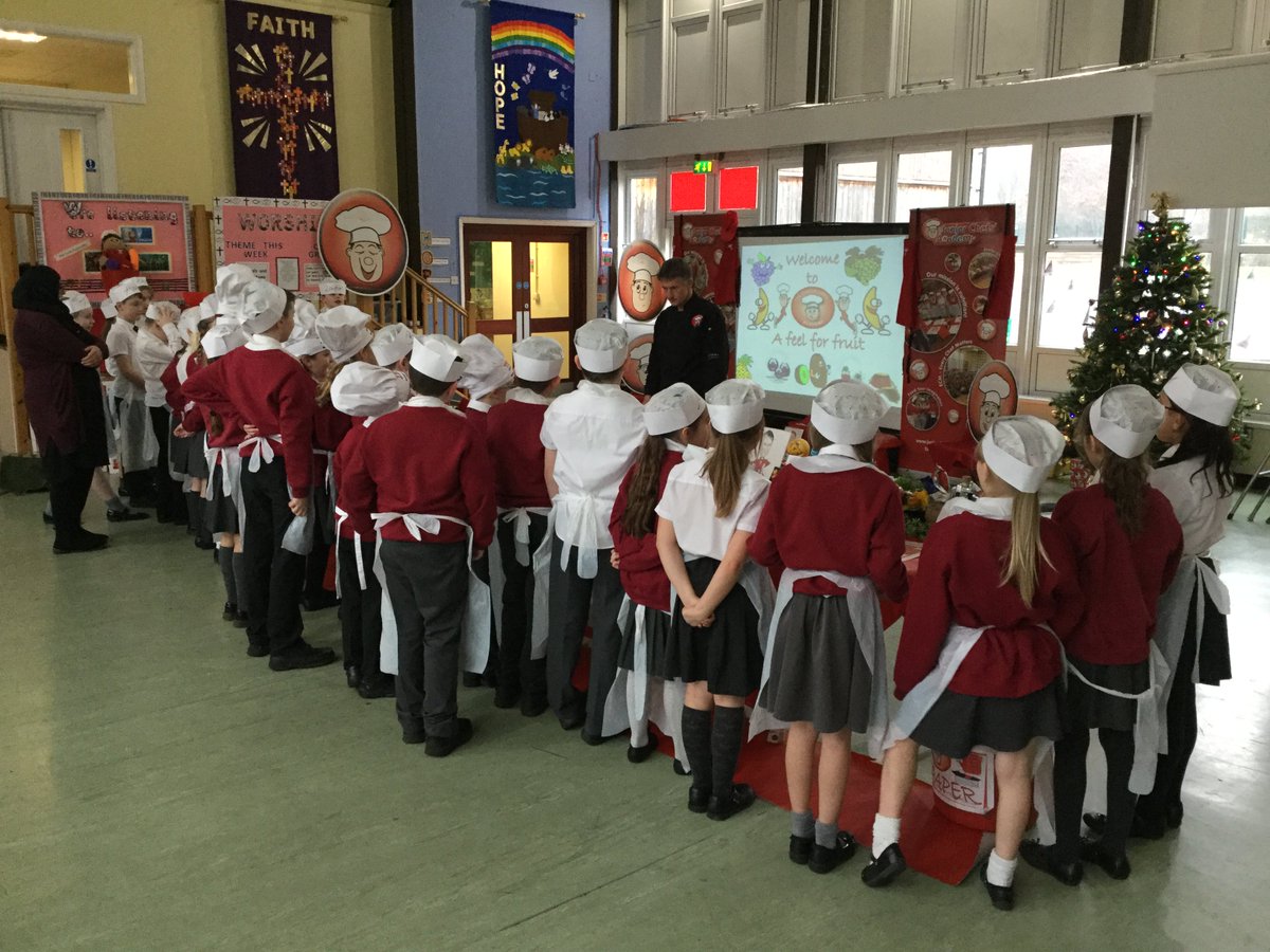 StMattsLL's tweet photo. Thanks to Amelia winning the @TescoLever design a bag competition, we've had a visit from Junior Chef Academy. Learning all about fruit! https://t.co/E9Fn8sJxtk