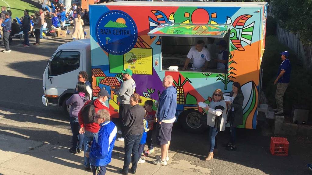 foodtrucklovesv's tweet image. Las pupusas invaden Australia en foodtruck - elsalvador.com//articulo/comu… #foodtrucks #elsalvador #foodtruckloversv