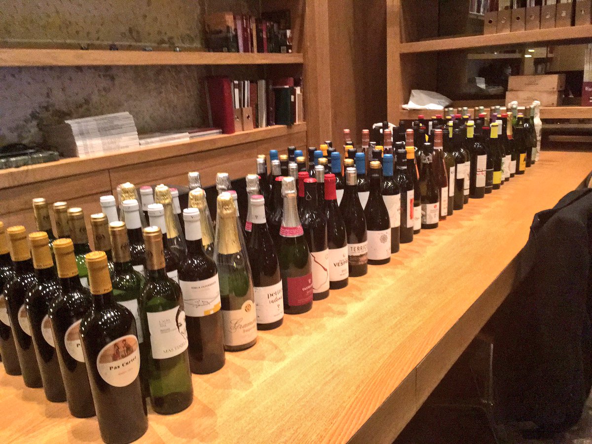 Quin goig veure tan de #vicatalà, joguines i bona gent implicada amb <a href="/AFANOC/">Associació d'infants i joves amb càncer (AFANOC)</a>. Felicitats a l' <a href="/ACSommeliers/">A.C.Sommeliers</a> per l'acció solidària 😍!