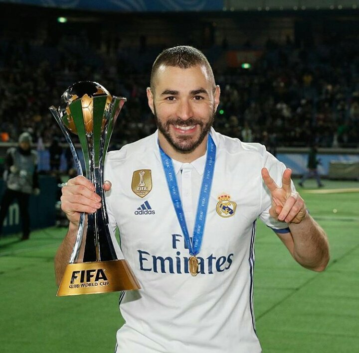 estelaroga's tweet photo. Joyeux anniversaire pour le meilleur ⚽❣ @Benzema https://t.co/qKPu5CZGK3