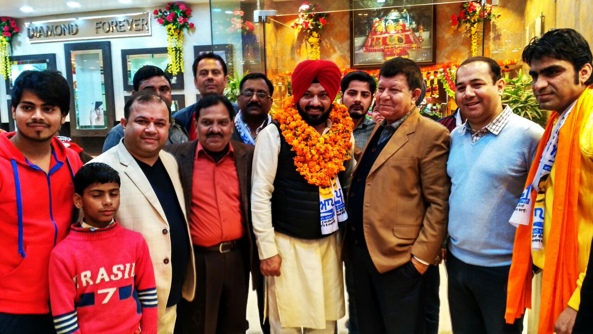 komalbela's tweet photo. Punjab Convener @GurpreetGhuggi While Going to Take blessings of God. through Main Market of Batala.

See The Love And Attachment of Public https://t.co/itMfpmMvYn