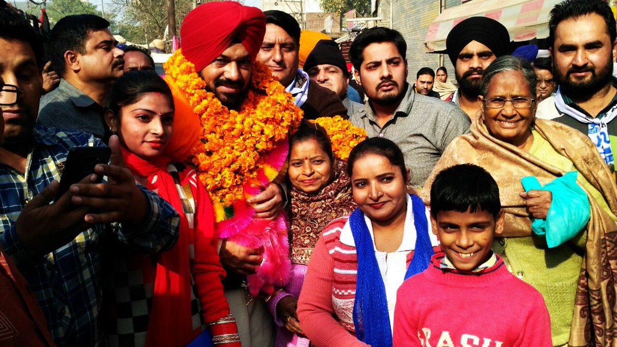 komalbela's tweet photo. Punjab Convener @GurpreetGhuggi While Going to Take blessings of God. through Main Market of Batala.

See The Love And Attachment of Public https://t.co/itMfpmMvYn
