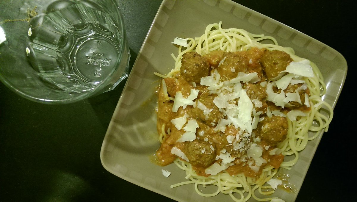 CaheGoesOut's tweet photo. Heute gab's Nudeln mit Bio Tomatensoße und schwedischen Meatballs ..yummi! 🍝🍴 #Stockholm #Food #köttbullar #biotrendscout #janatuerlich https://t.co/moNNolu6eo