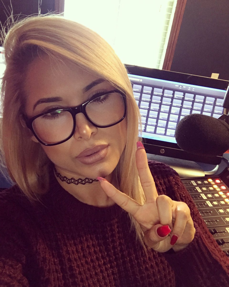 MayraMunozWorld's tweet photo. 42 am y fm a nivel nacional yay!! Y seguimos creciendo 💕 #ElShowDelCompaMike #LaMuñeca https://t.co/aHAyqko7YP