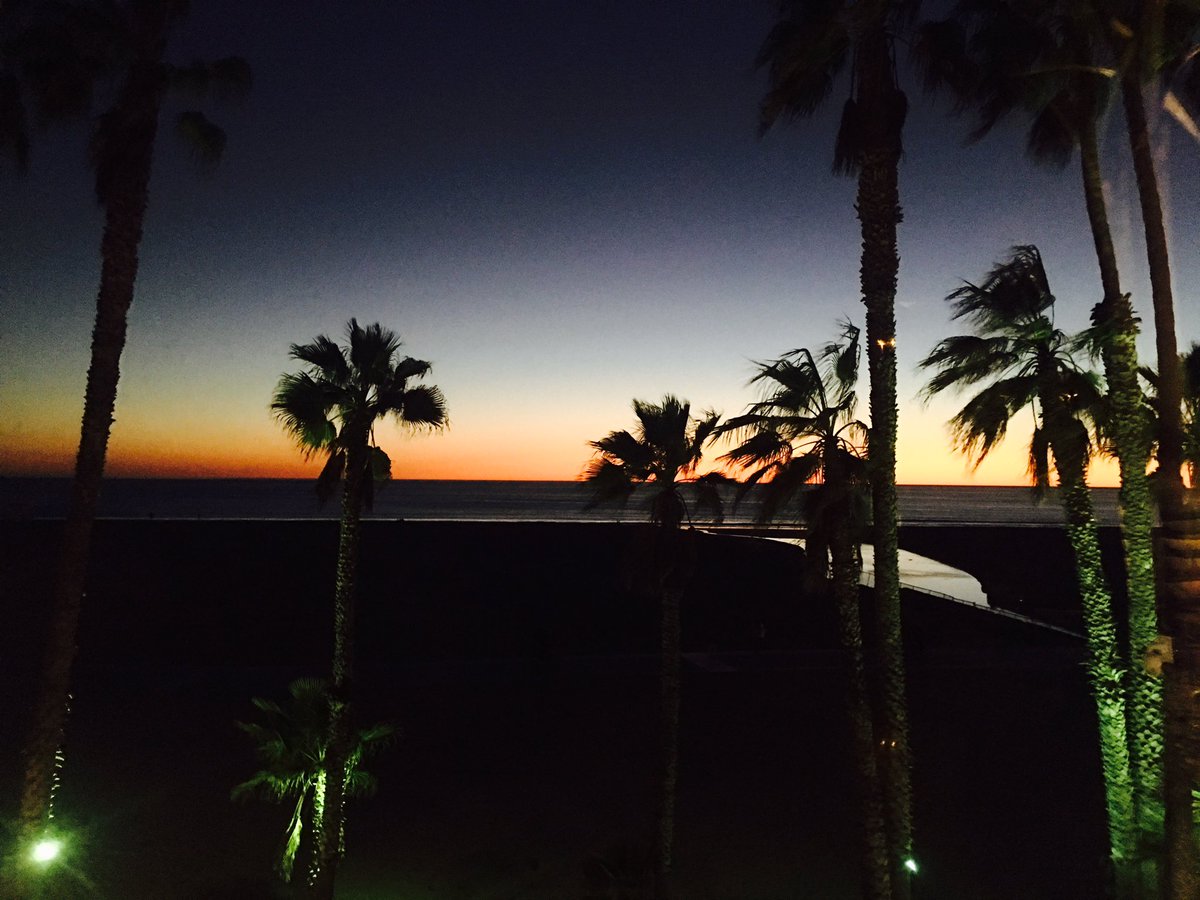 briansolis's tweet photo. Sunsets are nature's way of reminding us to appreciate the splendor of life &amp; to never forget that it surrounds us every moment of every day https://t.co/dpzvaN3wAn