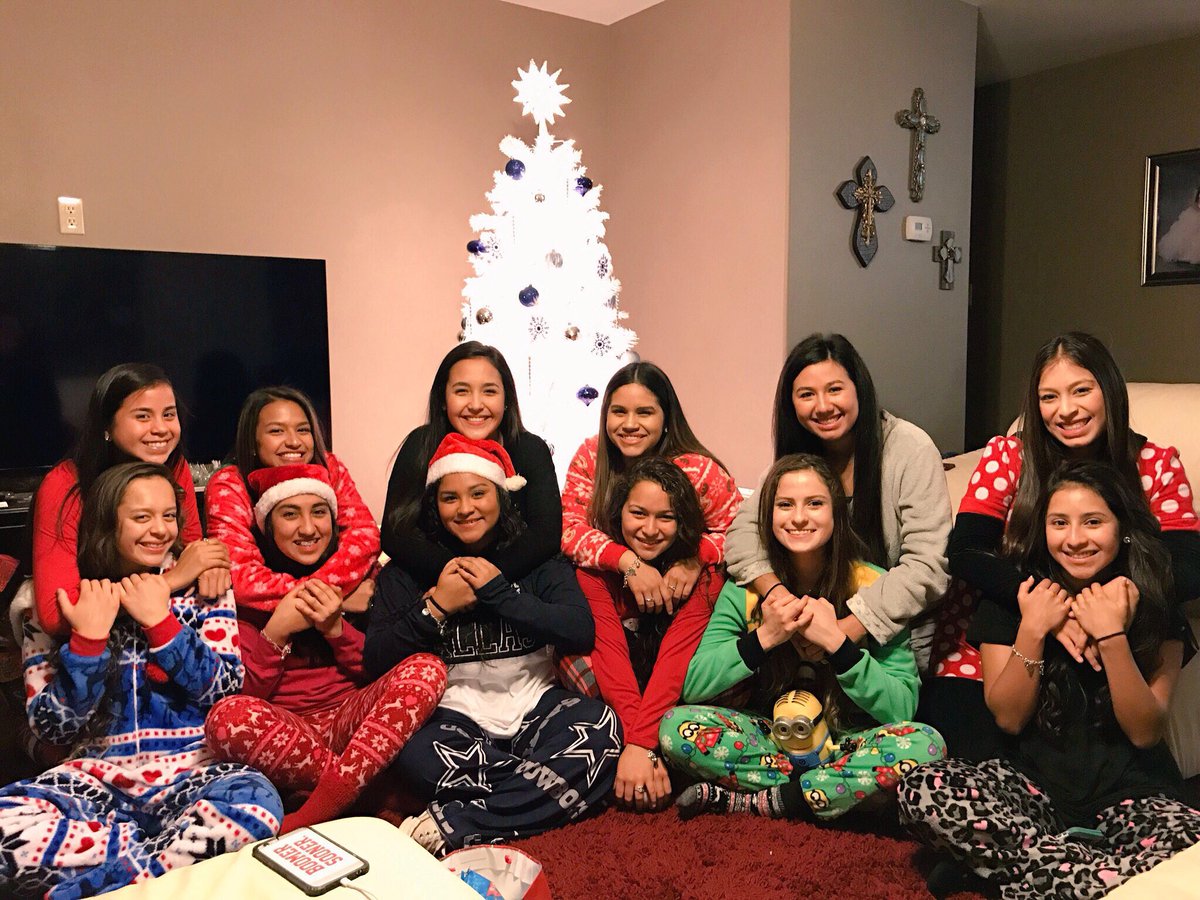_gisellerivera_'s tweet image. It's beginning to feel a lot like Christmas🎄... #pajamaparty #getlit #cutefriends #slepton