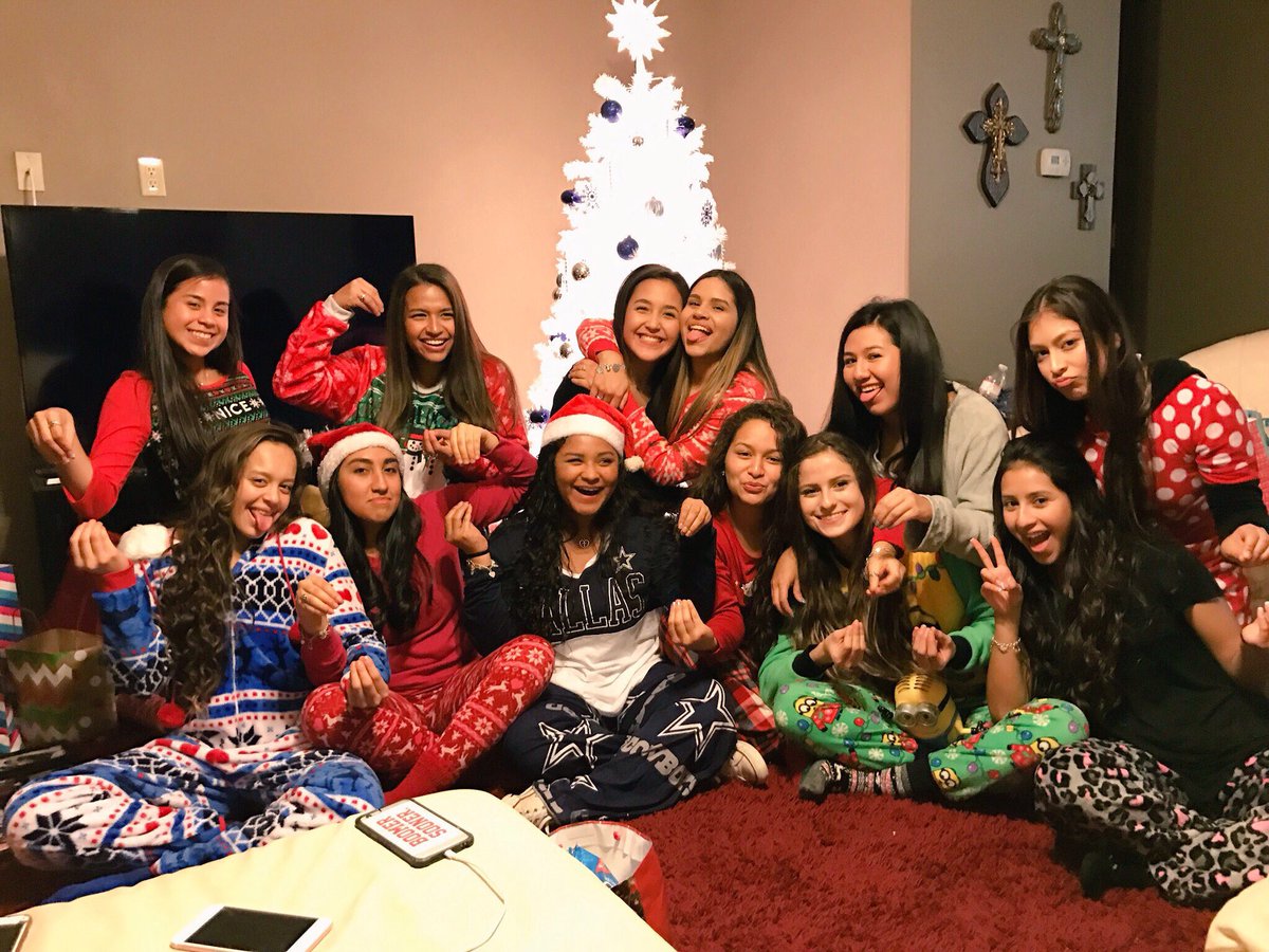 _gisellerivera_'s tweet image. It's beginning to feel a lot like Christmas🎄... #pajamaparty #getlit #cutefriends #slepton