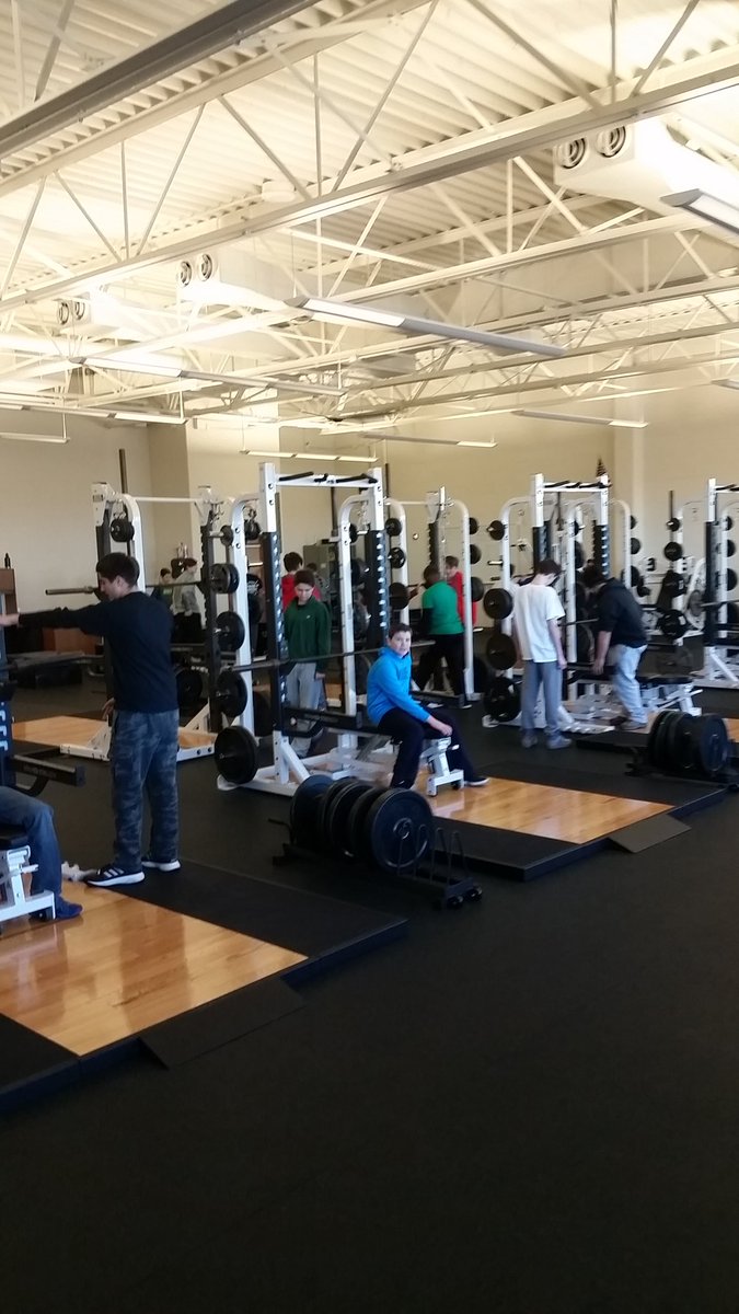 OFEAGLEWRESTLE's tweet photo. Teaching MS students to lift weights properly #studentpd https://t.co/t2raYdK3I7