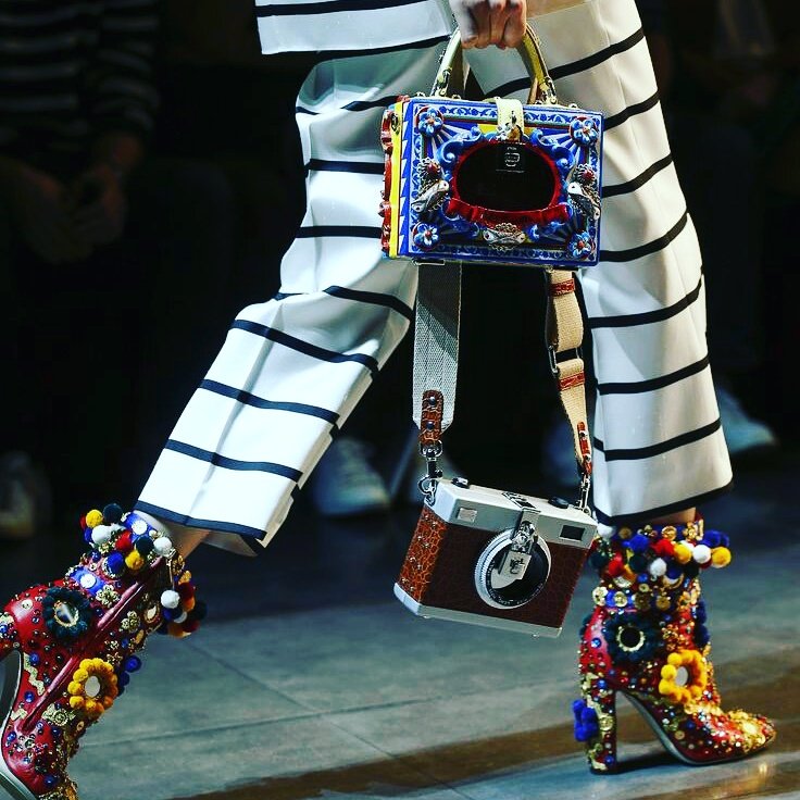 VJVonArt's tweet photo. I want everything she is wearing @dolcegabbana . #fashion #shoes #cature #luxuryfashion #luxurybag #catwalk #photography #embroydery #style https://t.co/Chou1UFQZ7