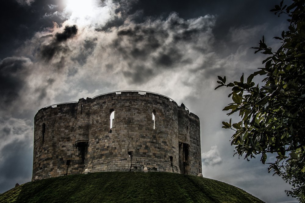 yorkghostbus's tweet photo. Find out more about the chilling history of Clifford's Tower... Visit https://t.co/Q10tayVOUl to find out more! 👻 #VisitYork https://t.co/qsoMczkTr5