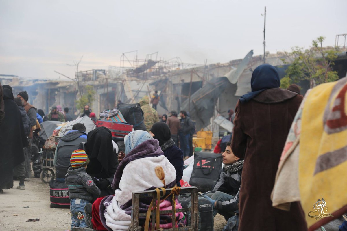 HalabTodayTV's tweet photo. تجمع آلاف المدنيين في معبر الراموسة بمدينة حلب المحاصرة بانتظار إجلائهم
#حلب_تباد #StandwithAleppo #Aleppo
بعدسة مراسلنا محمد الشمالي https://t.co/WXYzgVQzgK