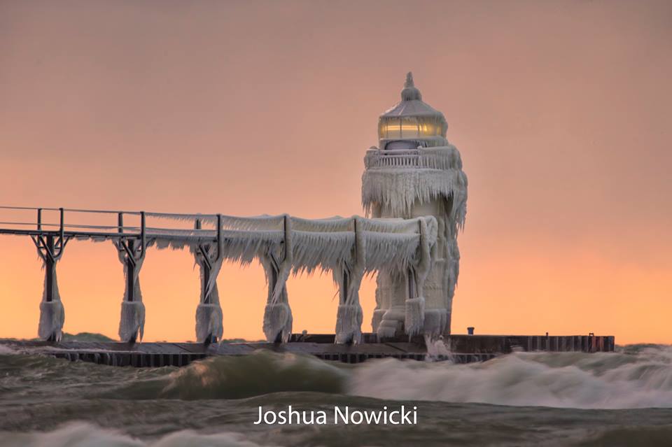 JornalOGlobo's tweet image. Ondas e temperatura abaixo de zero deixam farol com aspecto de castelo de conto de fadas. glo.bo/2h3MEnI [@BlogPageNFound]