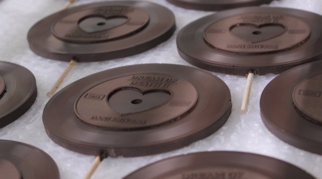 Un vinyle en chocolat que l'on peut lire sur sa platine
>> bit.ly/2hAcrD5