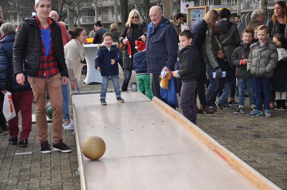 NBF_Bowlen's tweet image. Onze mobiele bowlingbaan is ingezet voor @SeriousRequest en mede daardoor is ruim 1400 euro opgehaald! #SR16 #3fm nbf.bowlen.nl/Actueel/Nieuws…