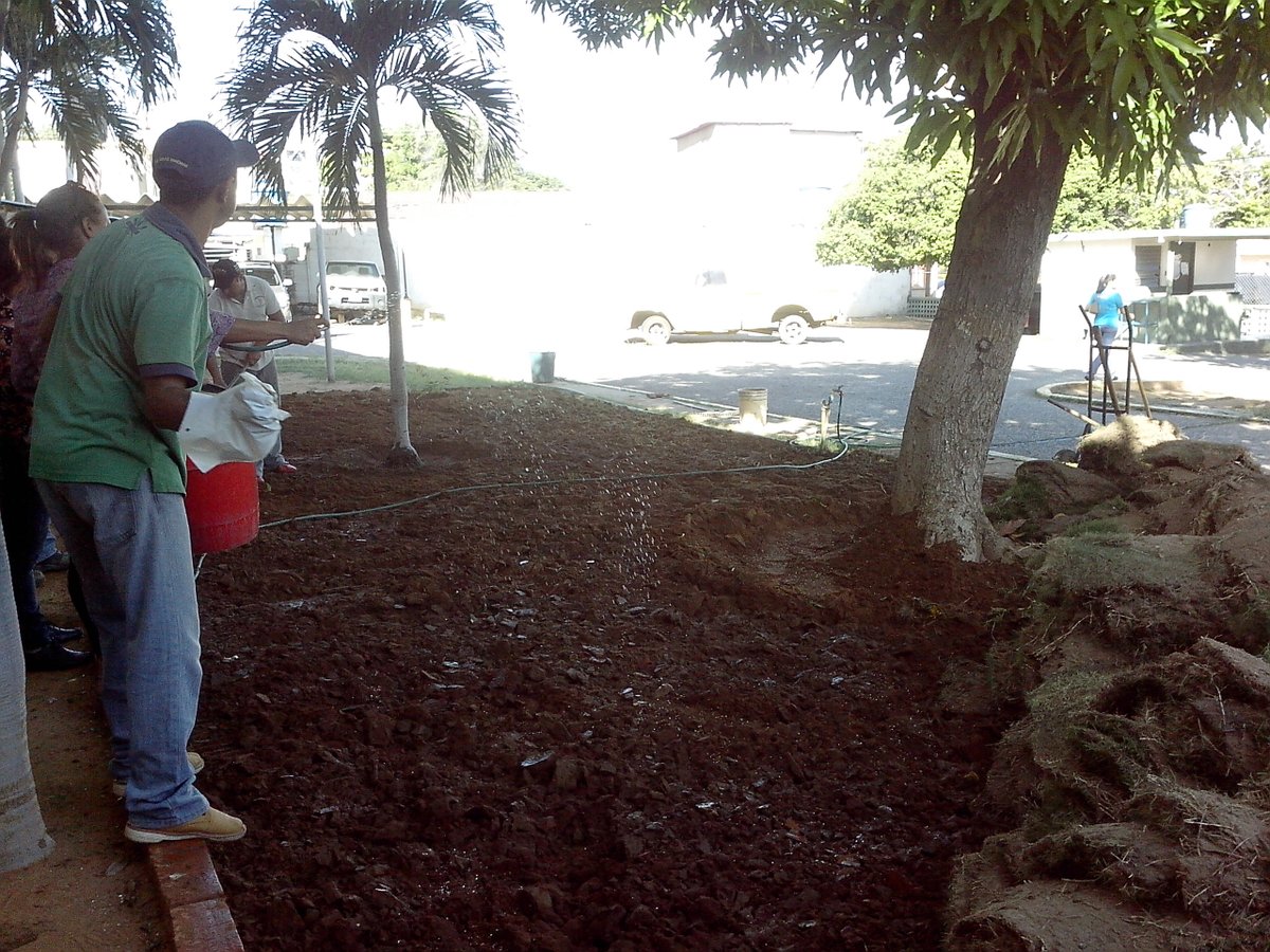MAT_Zulia's tweet photo. #NavidadTiempoDeUnión | Hoy nuestros trabajadores forjan e impulsan la vida en la tierra y embellecen las áreas del @MinPPAPT Zulia https://t.co/OVqGSFDOeX