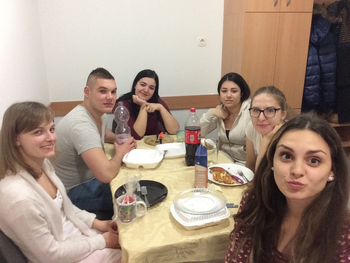 hpetra96's tweet photo. Kolis család  #előkarácsony #romcsivacsi  😘❤️🎉🍷🎅🏼🎅🏼🎄🎄🎄 https://t.co/8ia4fP2eI8