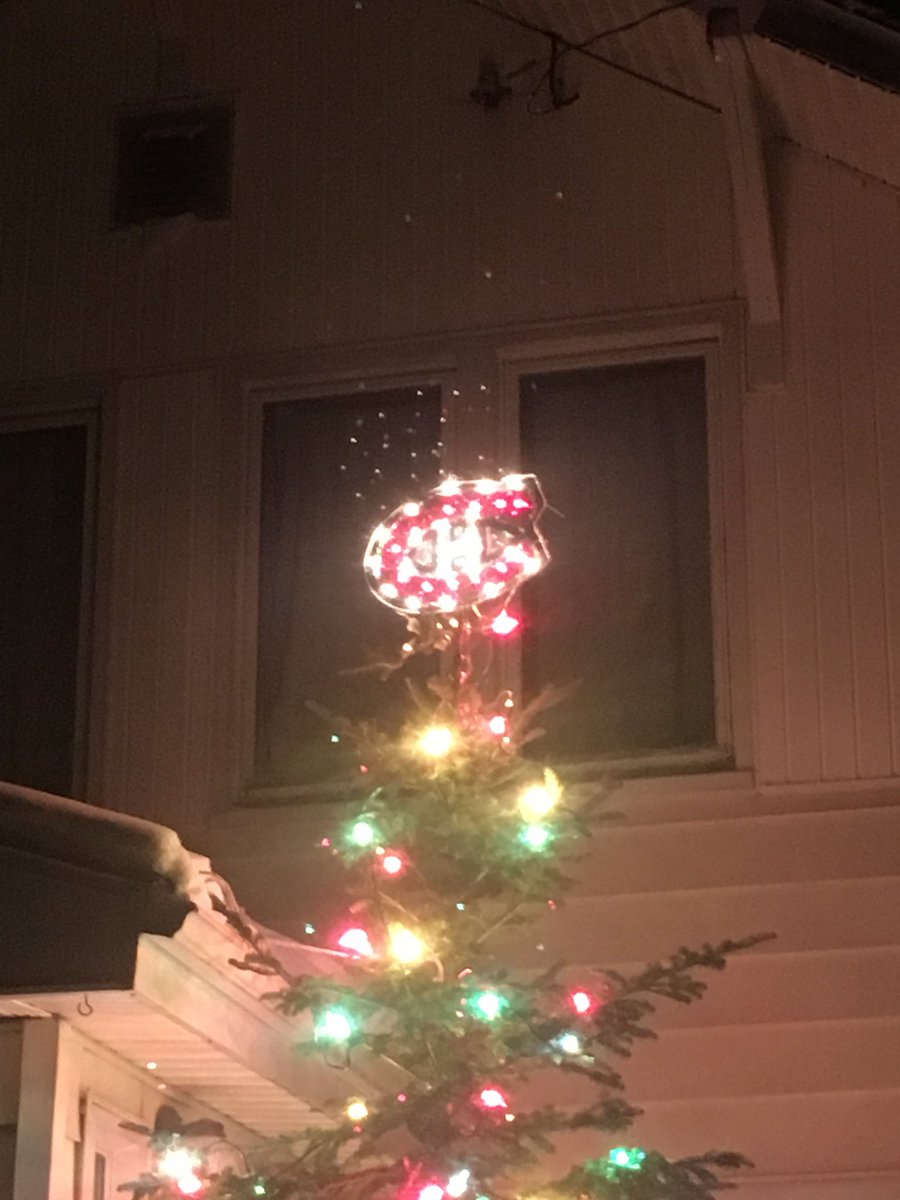 JohnathanTMoore's tweet photo. Habs all the way! #montreal #HockeyFamily #habs #hockey #Canadians #nhl #Christmas #TreeOfTheYear #xmas #XmasTreeToppers #gohabsgo https://t.co/WS9hZORa5f