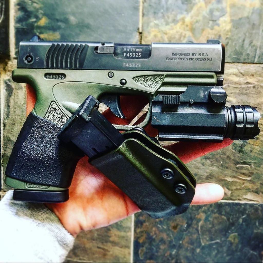 BERSAUSA_EAGLE's tweet photo. #Repost @singlestack_9
・・・
#Bersa #bp9cc #9mm #concealedcarry #strikerfire #pistol #hogue #grip #handle @greatlakes… https://t.co/lJ1NygIsjD