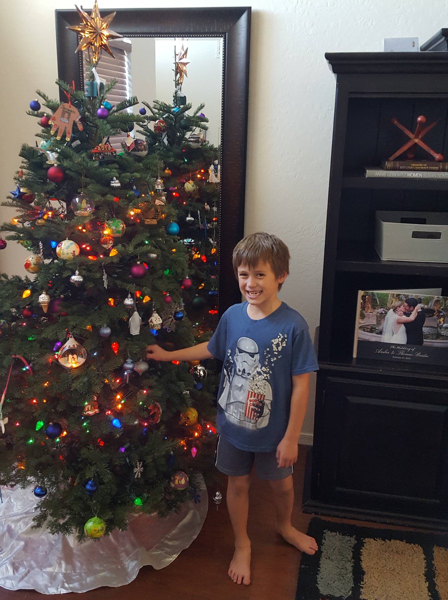 Thomas_SS10's tweet photo. Austin et notre arbre de Noël. #amour #famille #joyeuxnoël #mesenfants #SS10 https://t.co/7PeruzXPVa