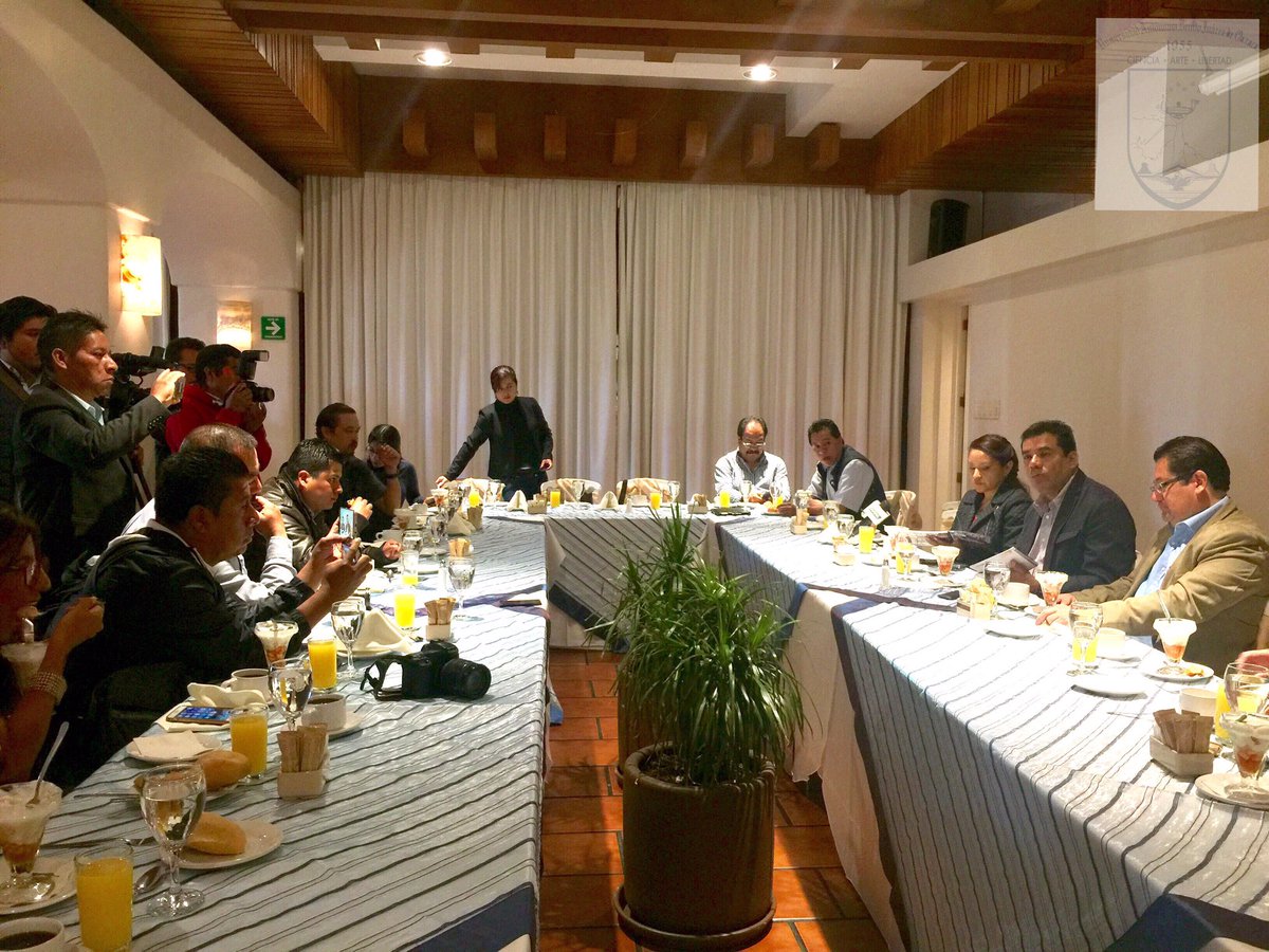 RectorCristian's tweet photo. Rector @Bautistaeduardo convivió con periodistas de diversos medios, en reconocimiento a la noble labor en la difusión del acontecer @UABJO https://t.co/GuaoVxiUrJ