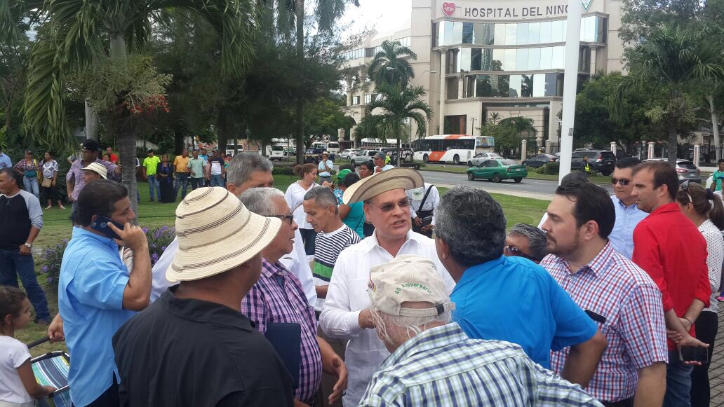 PRDesPanama's tweet photo. Miembros del CEN del #PRDesPanamá acompañan a los arroceros nacionales en marcha hacia la @PresidenciaPma. No a la importacion desmedida. https://t.co/u6xM6D8Lil