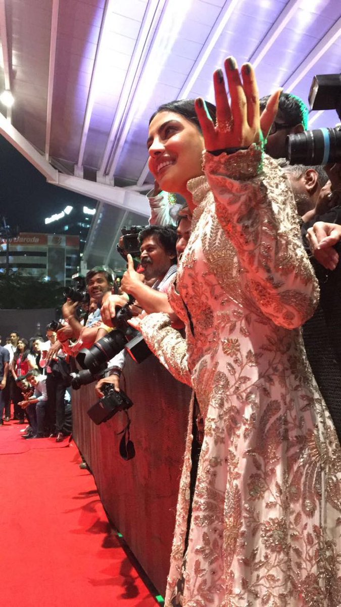 bollywood__here's tweet photo. @priyankachopra in white dress😍😍
#Stardustawards2016 https://t.co/elyyR7mCU2