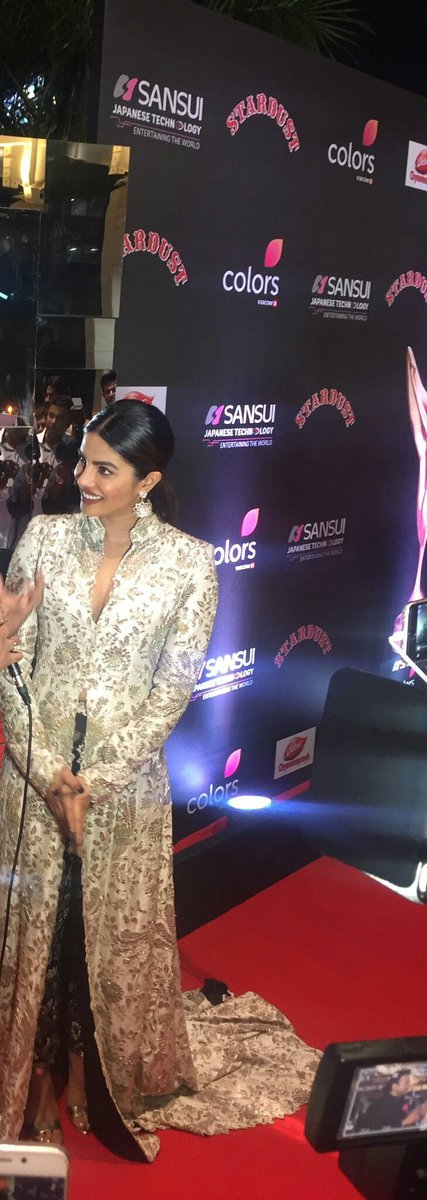 bollywood__here's tweet photo. @priyankachopra in white dress😍😍
#Stardustawards2016 https://t.co/elyyR7mCU2