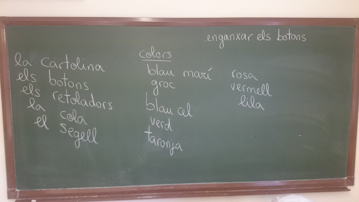 CNLGirona's tweet image. Els alumnes de #bàsic1 de @CalongeStAntoni han fet una classe especial. Han fet un taller de targetes de Nadal i han après molt vocabulari