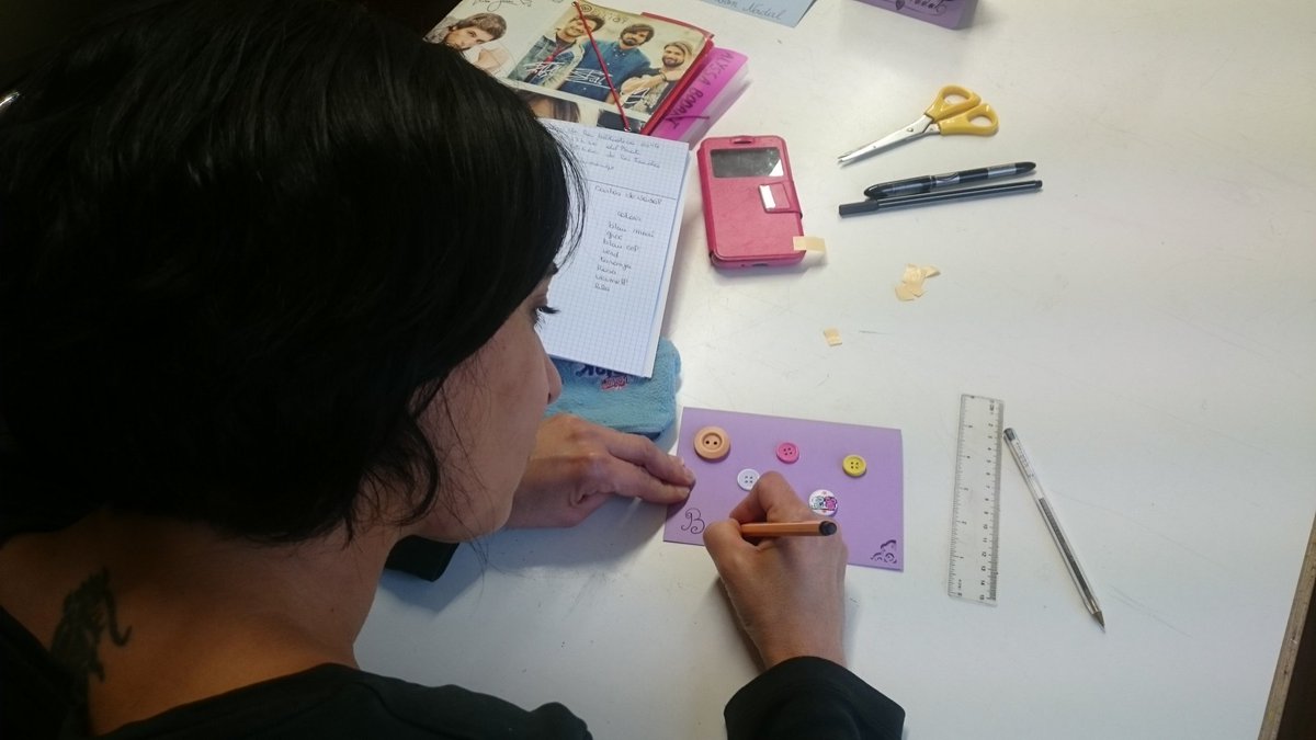 CNLGirona's tweet image. Els alumnes de #bàsic1 de @CalongeStAntoni han fet una classe especial. Han fet un taller de targetes de Nadal i han après molt vocabulari