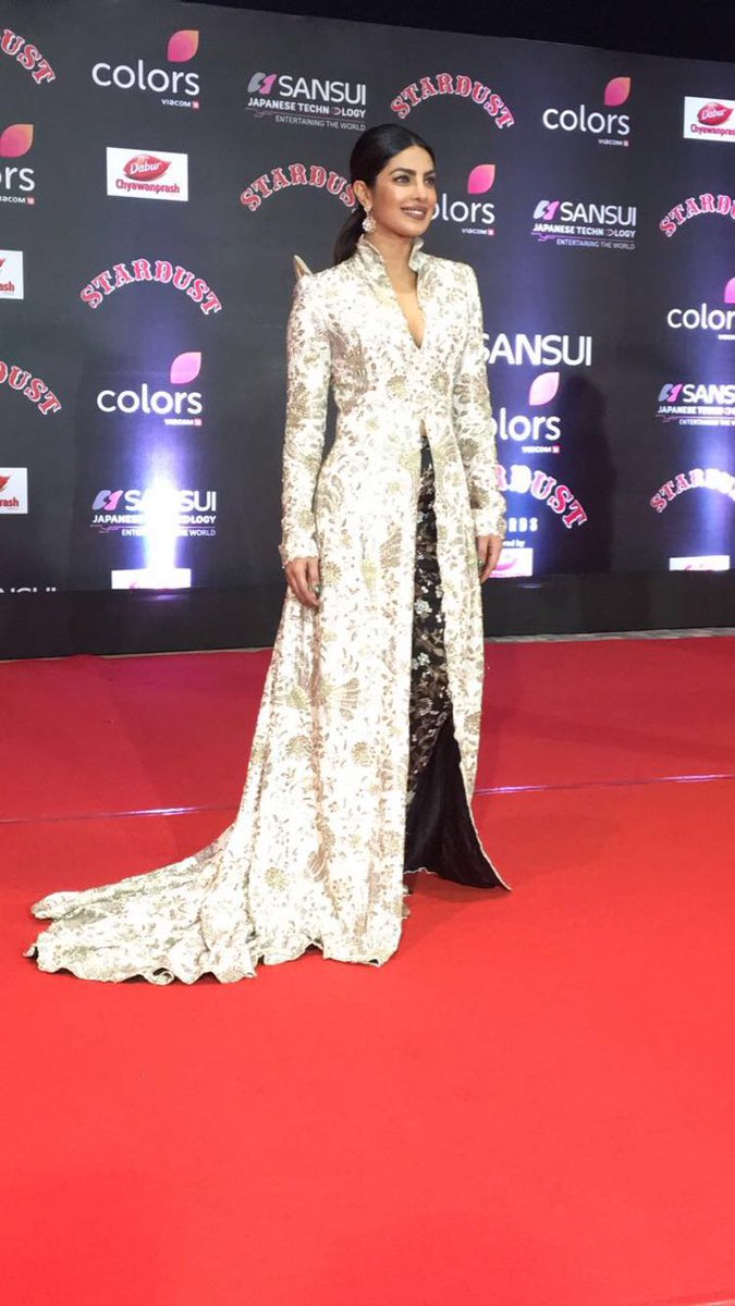 bollywood__here's tweet photo. @priyankachopra in white dress😍😍
#Stardustawards2016 https://t.co/elyyR7mCU2