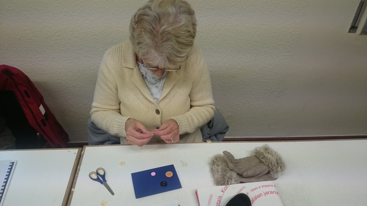 CNLGirona's tweet image. Els alumnes de #bàsic1 de @CalongeStAntoni han fet una classe especial. Han fet un taller de targetes de Nadal i han après molt vocabulari