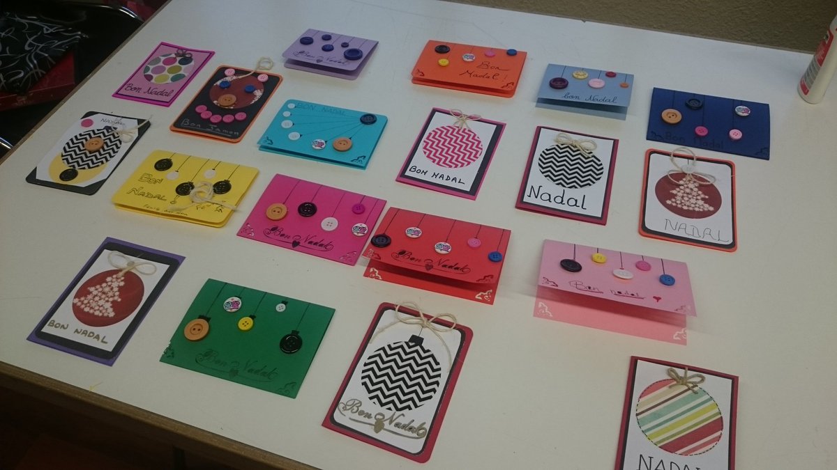 CNLGirona's tweet image. Els alumnes de #bàsic1 de @CalongeStAntoni han fet una classe especial. Han fet un taller de targetes de Nadal i han après molt vocabulari