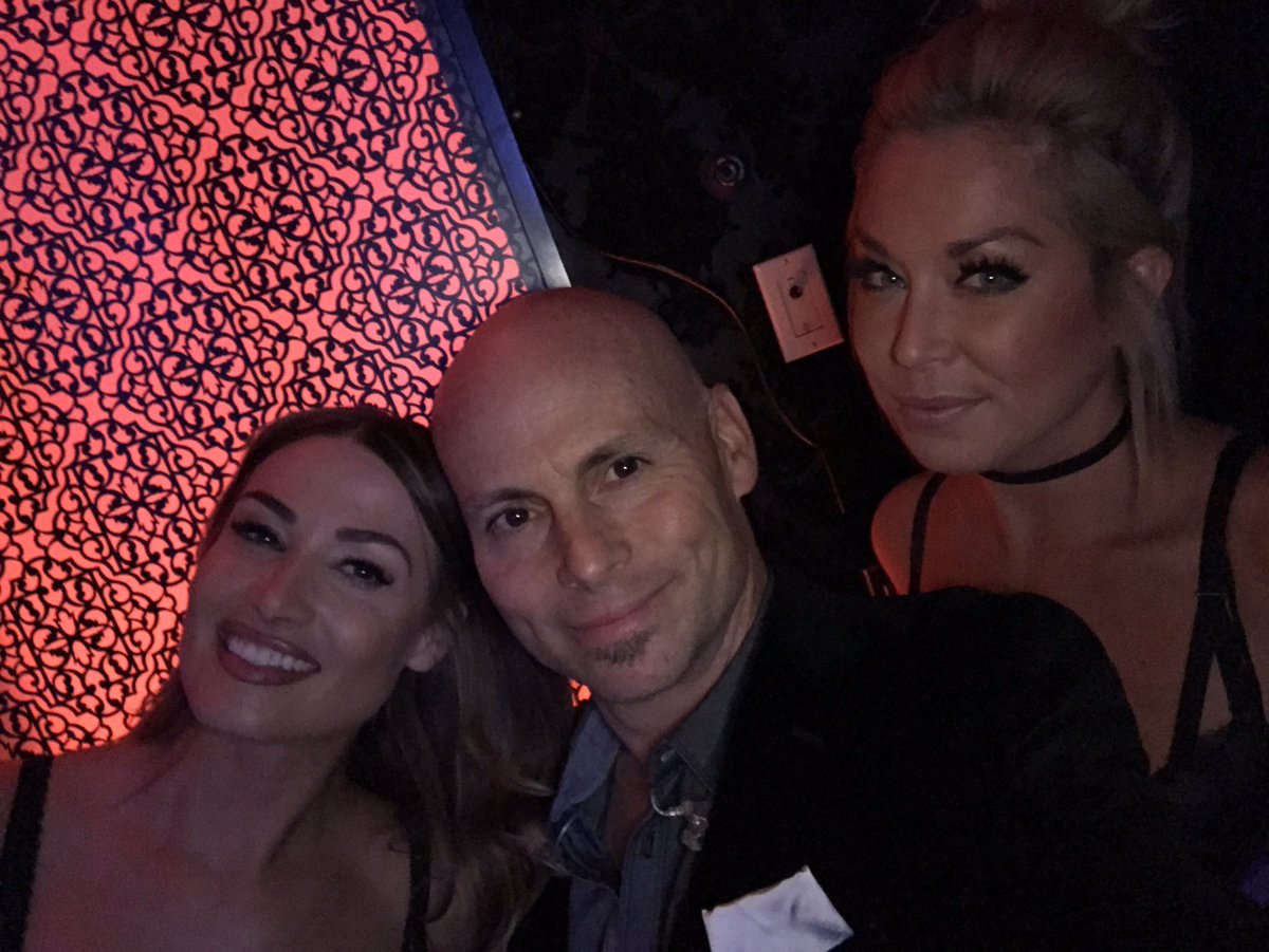 jasononsax's tweet photo. It's not work when you get to hang with these hotties! 🔥🎷🔥
#saxophone #saxplayer #sax #musician #SideBar #SideBarbies #saxlife #sexy #babes https://t.co/W8Tq28duwb