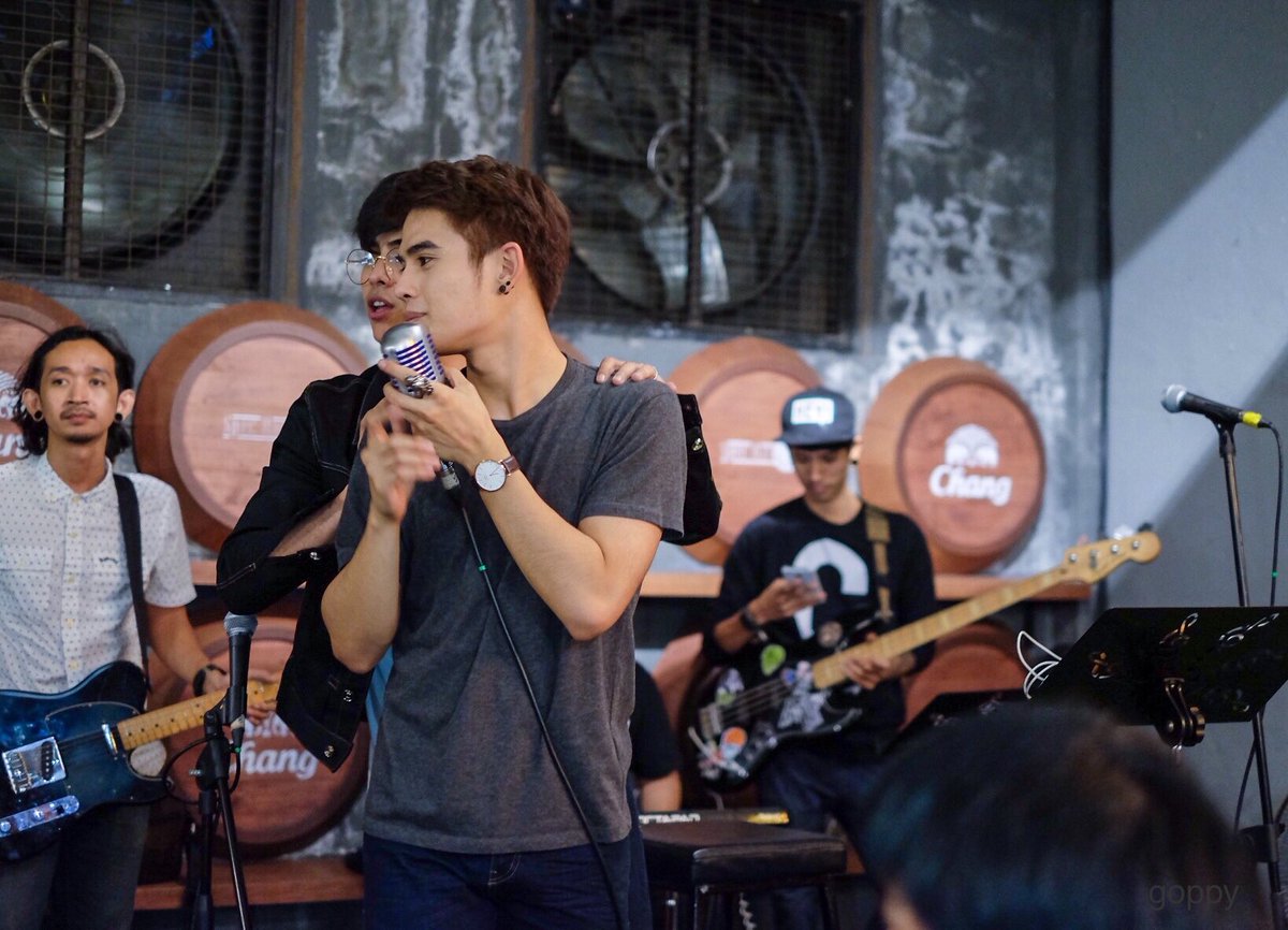 GoPpY__26's tweet photo. @Benz_jiraroj @Mariew_mw เล่นไรกันอ่ะ เล่นหนังแขกกันอยู่หรอ #benzji #stillfriendsparty https://t.co/suT04jfLv9