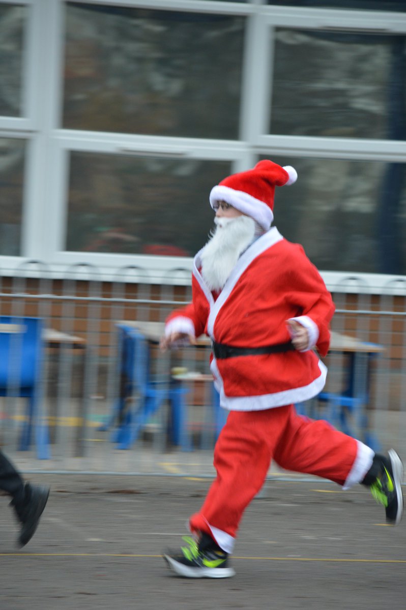 sthelensCEPS's tweet image. KS2 had great fum today #festivefunrun