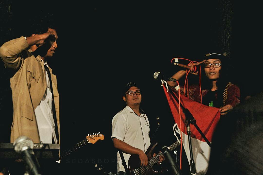 Salah satu konsep terbaik redline di akhir tahun. Indonesia Jiwa raga kami !!

#redlinereggaesby #TCTS #artfornature #Indonesiabersatu