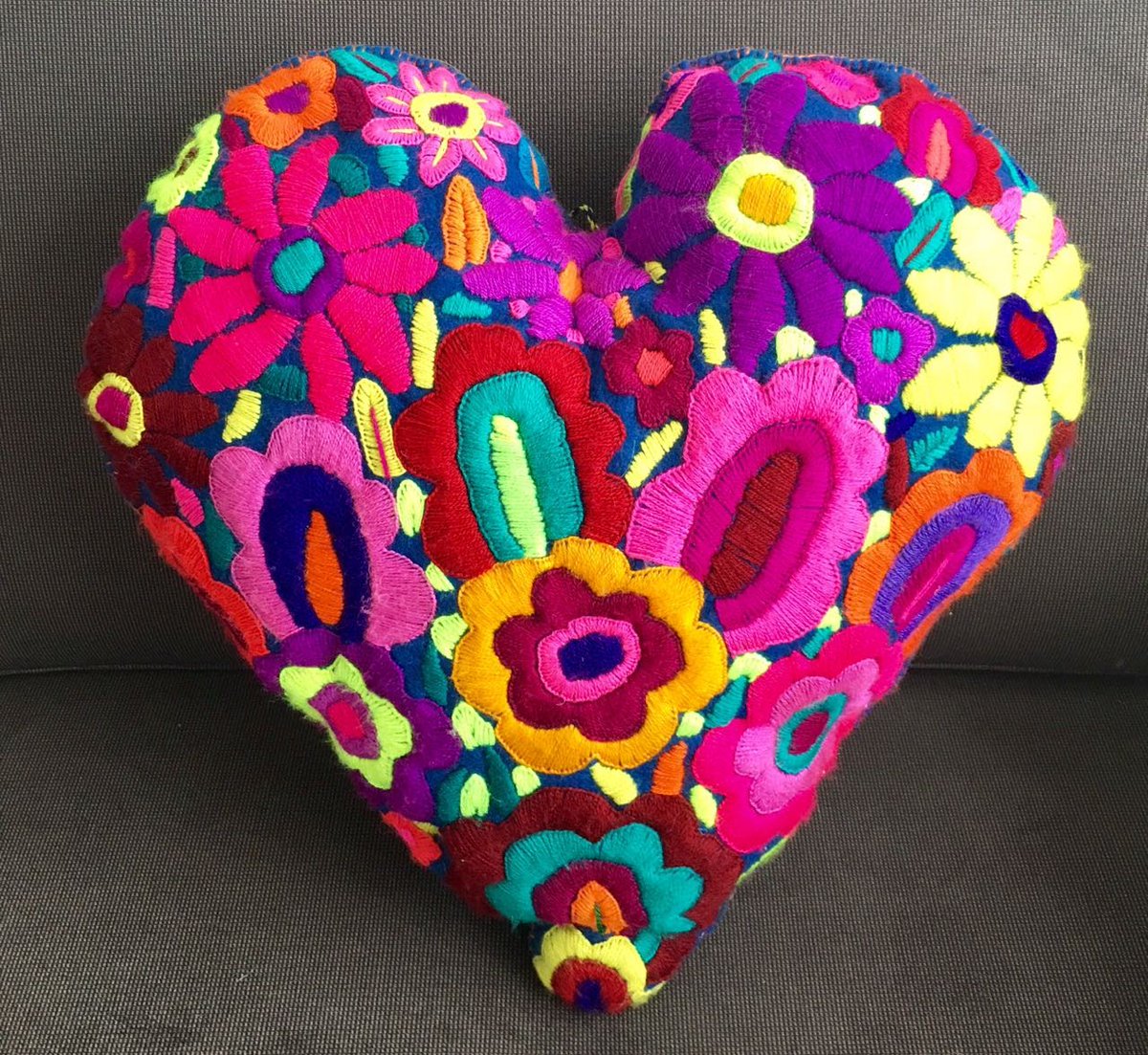 TreebolMx's tweet photo. Bellos cojines usos múltiples marca #TREEBOL disfrútalos.... a base de #TELARDECINTURA #ZINACANTÁN #CHIAPAS https://t.co/bL3FlpKRX5