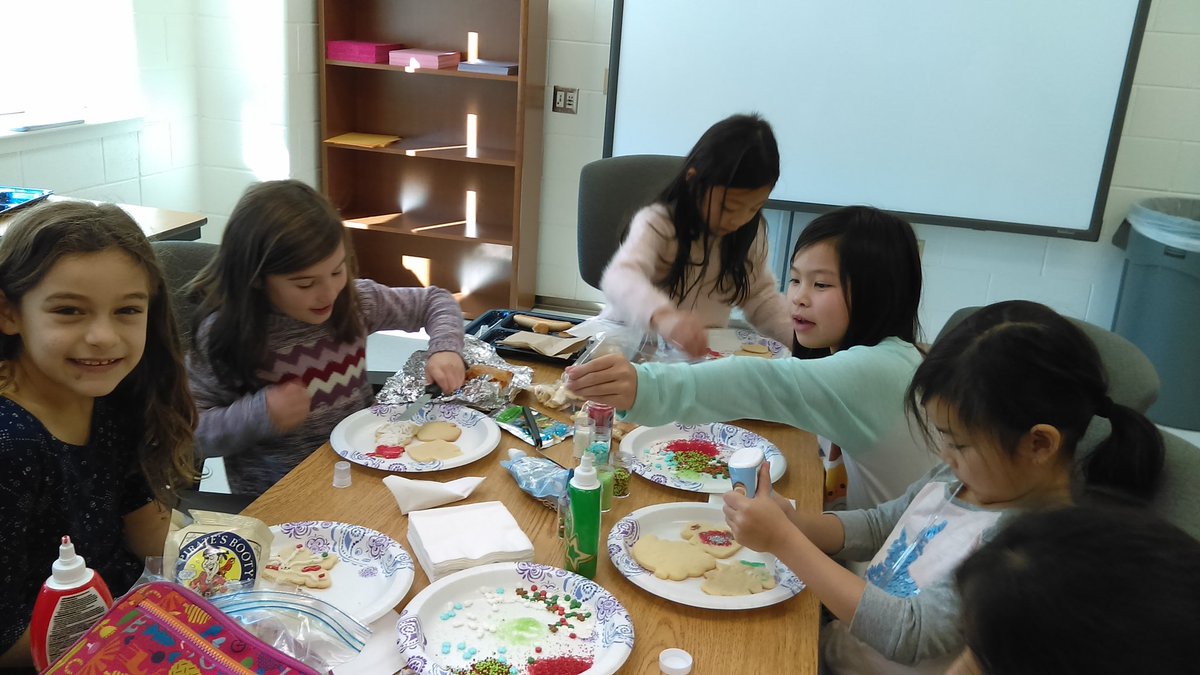 Bingo winners decorating cookies! <a href="/MadisonsTrust16/">Madison's Trust E.S.</a> #MTES1