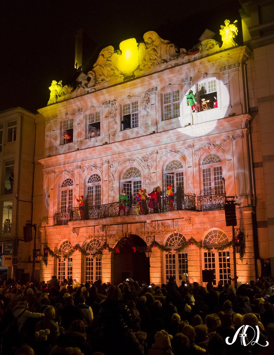 ADLanglet's tweet photo. Descente du Père Noël, Place d'Armes, dans le cadre de #Douaidhiver https://t.co/qIkQPaxUfb