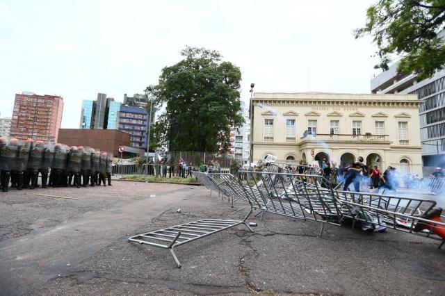 AO VIVO: tropa de choque da Brigada Militar e manifestantes entram em confronto em frente à Assembleia Legislativa bit.ly/2hiiKs1