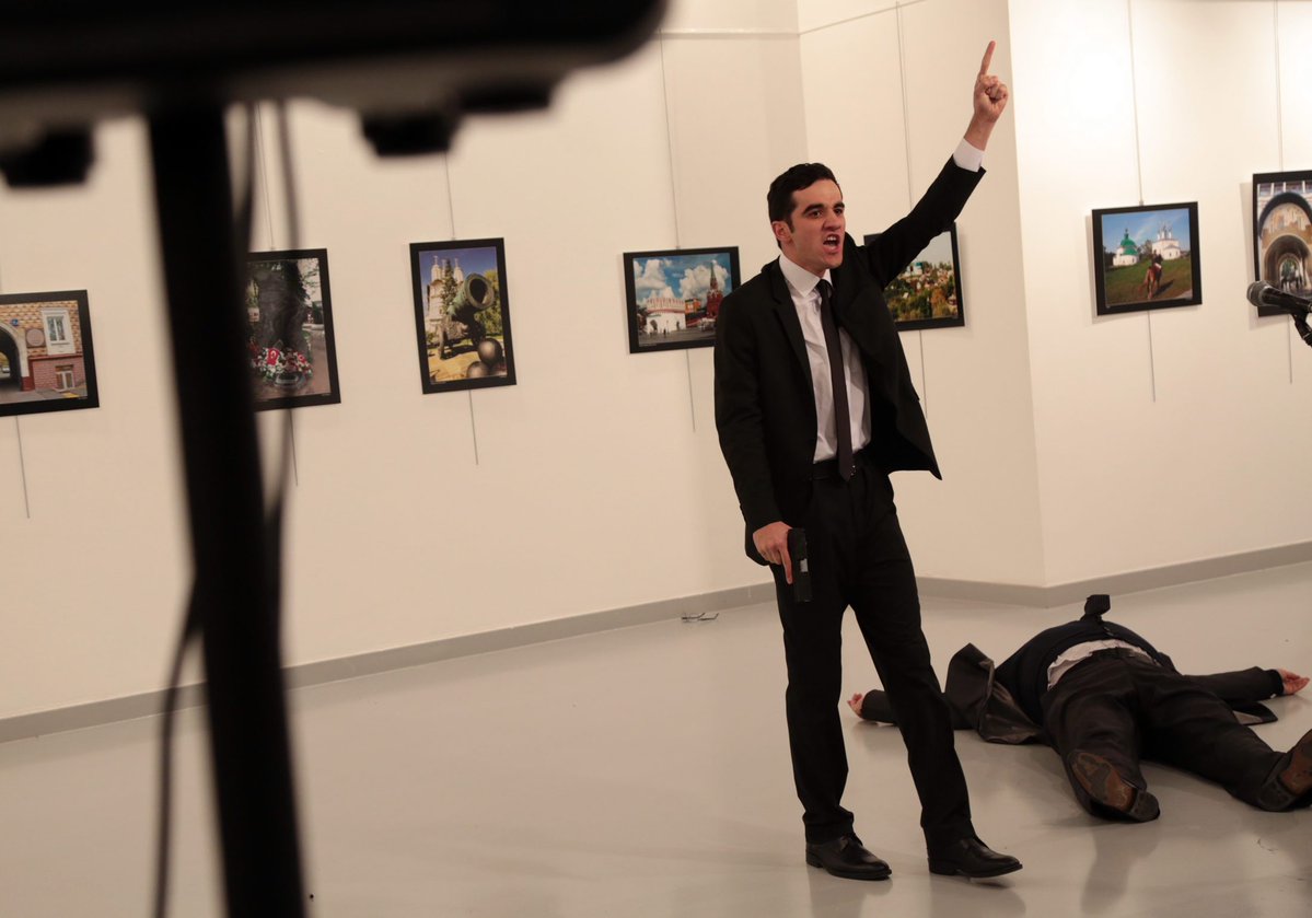 З'явилися фото чоловіка, який стріляв у російського посла - фото 2
