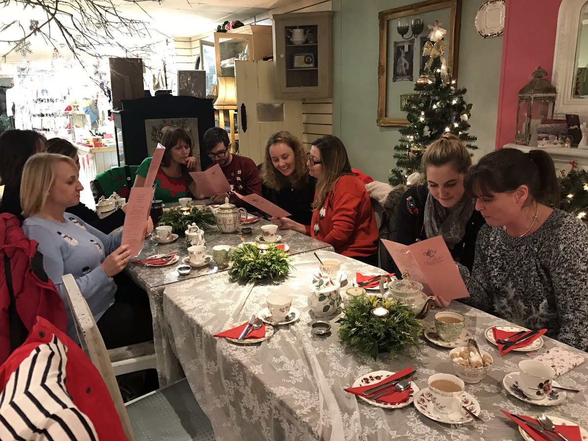 Mr_Fotheringham's tweet photo. #readingrocketLW Early Phase staff reading our menus carefully so we order the tastiest treats! @MissRobinsonLW @PearTreeClassLW https://t.co/6l3ZwEhAbt