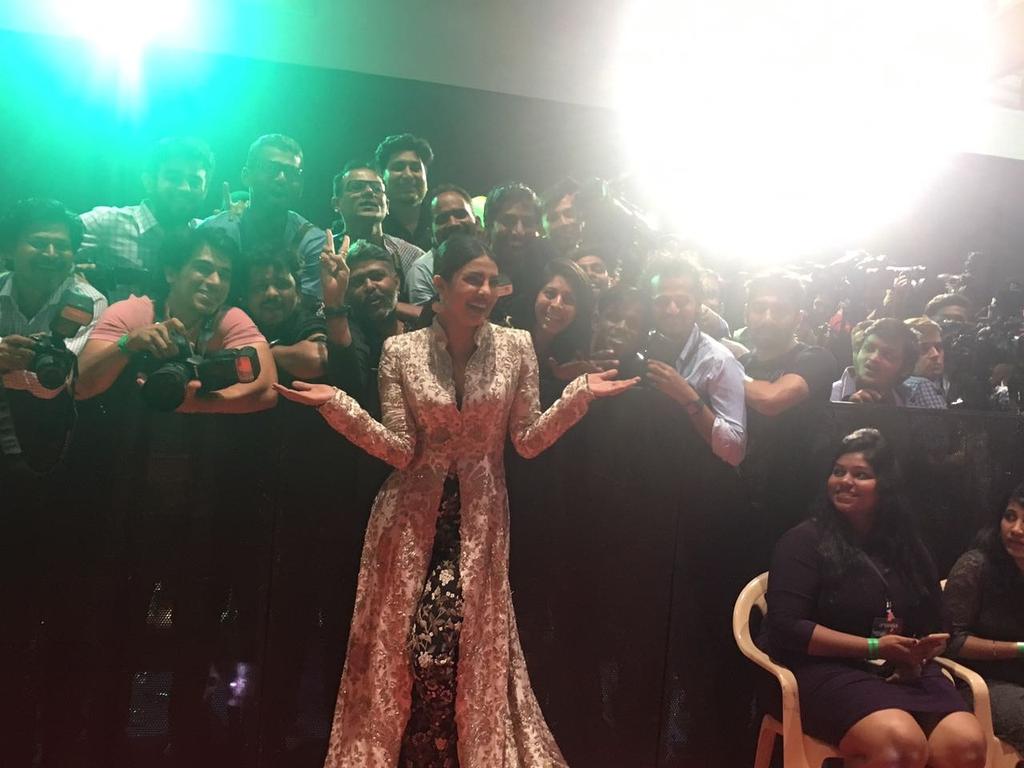 bollywood__here's tweet photo. @priyankachopra with the media✨📸 I love this woman😚❤ #sansuistardustawards2016 https://t.co/G3zFpGr1ma