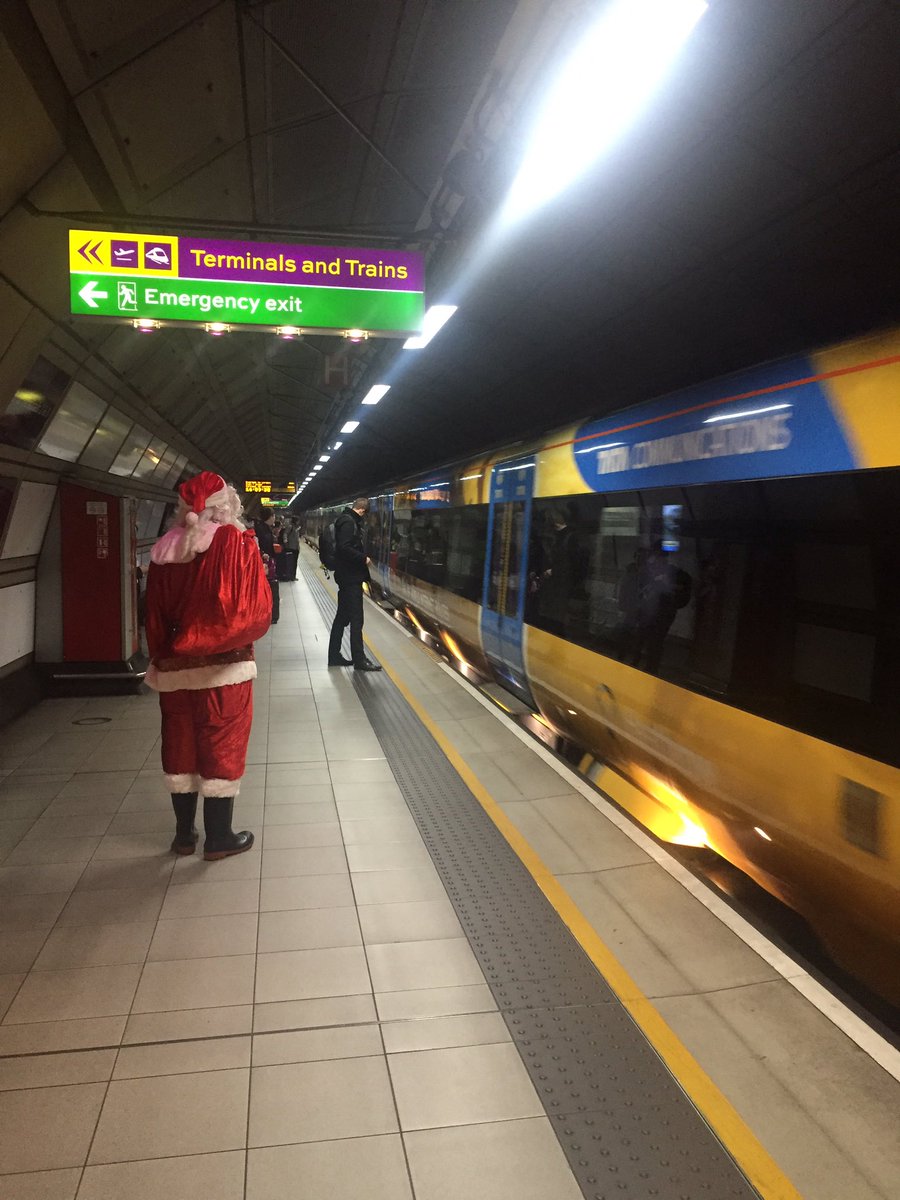 Shhh, don't tell... Santa prefers Heathrow! 🎅🏼✈️ @BecksyBoo_ <a href="/HeathrowAirport/">Heathrow Airport</a>