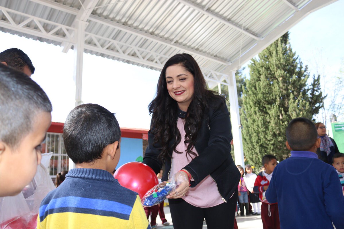 AlyGamboa's tweet photo. Pequeño detalle de navidad para los hermosos niños del Jardín de Niños Derechos Humanos, la sonrisa de un niño es una gran satisfacción https://t.co/ozqVZChgdt
