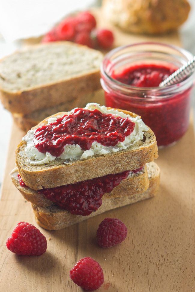 withsaltandwit's tweet photo. Only 4 INGREDIENTS for this Raspberry &amp; Whipped Honey Goat Cheese #Bruschetta! Holiday table perfection. #appetizer https://t.co/S6eAkJ58On https://t.co/qCHaeqzRk8